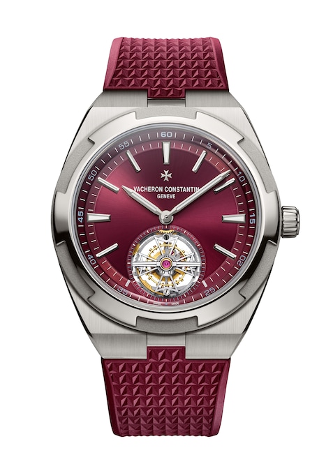 Orologio Overseas Tourbillon in titanio con quadrante e cinturino in gomma rosso intenso, movimento automatico ultrasottile, calibro 2160 (5,5 mm), VACHERON CONSTANTIN. (© Vacheron Constantin)