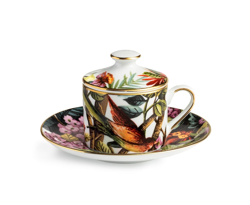 Tazza da tè in porcellana con coperchio, disegno Exotic Jungle con filo d’oro, SIMONE GUIDARELLI (160 €, la coppia).