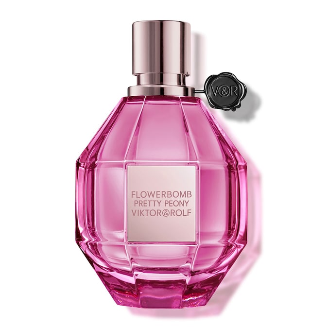 Fragranza Flowerbomb Pretty Peony, floreale e gourmand, VIKTOR&ROLF (165 €, 100 ml, in esclusiva da Naïma Profumerie).