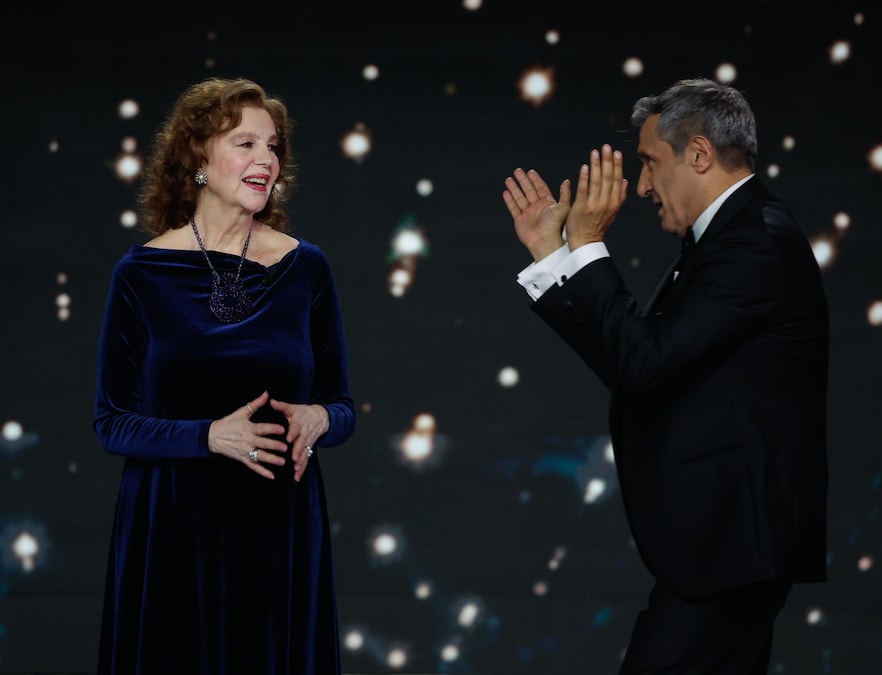 Il premio Cinecittà David 71 consegnato da Stefania Sandrelli (qui accanto a Flavio Insinna) al direttore della fotografia Vittorio Storaro. (ANSA)