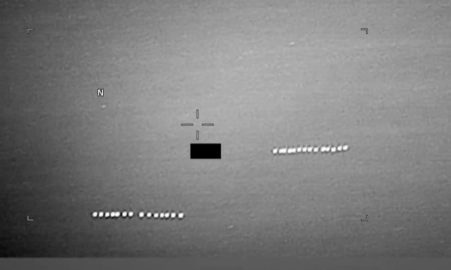 In questa immagine fissa all’infrarosso, che fa parte di una serie di documenti sui fenomeni aerei non identificati (UAP) resi pubblici dal Dipartimento della Difesa degli Stati Uniti l’8 maggio 2026, si vedono più oggetti luminosi non identificati (Dipartimento della Difesa)
