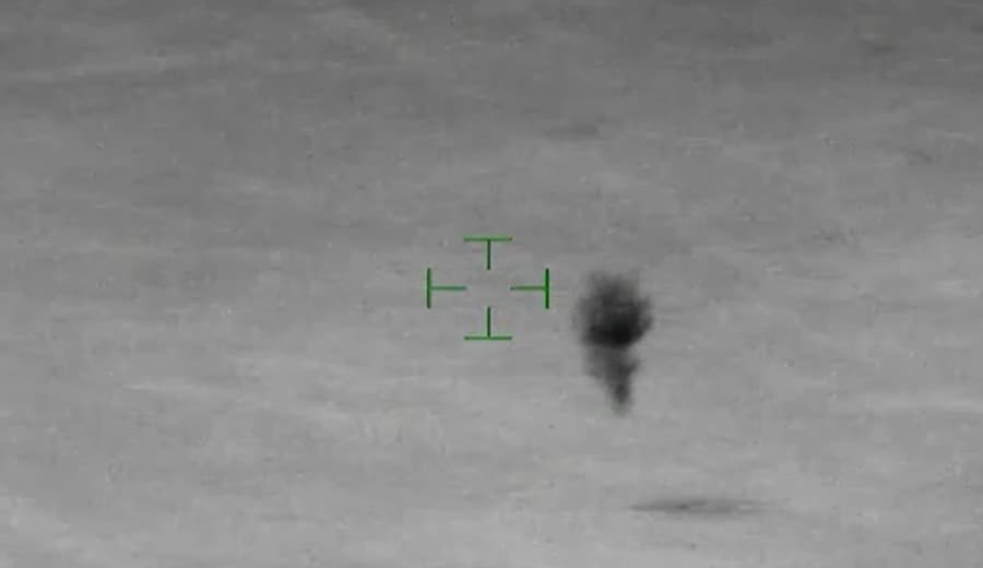 In questa immagine fissa all’infrarosso, che fa parte di una serie di documenti sui fenomeni aerei non identificati (UAP) resi pubblici dal Dipartimento della Difesa degli Stati Uniti l’8 maggio 2026, si vede un oggetto non identificato (Dipartimento della Difesa)