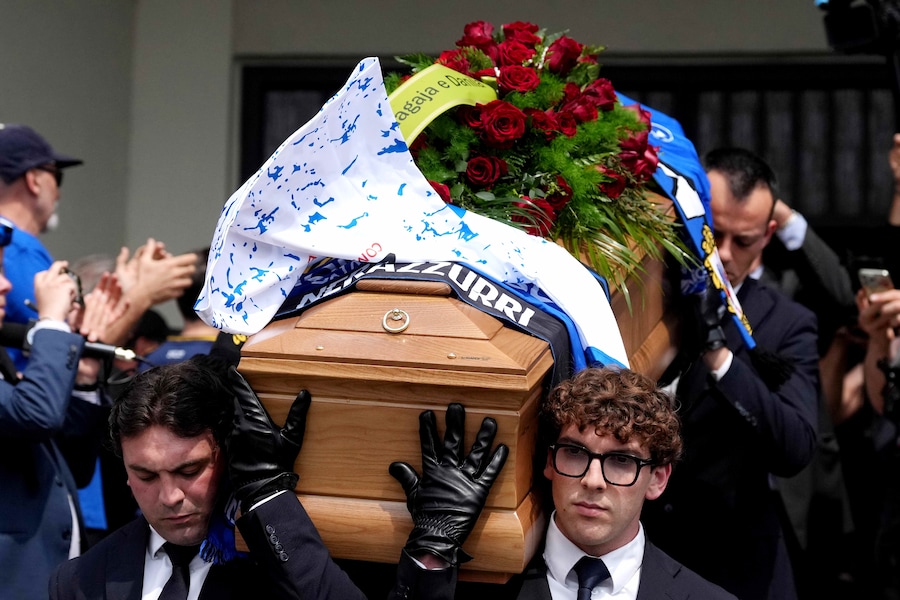 La bara in uscita dalla chiesa dopo i funerali di Evaristo Beccalossi a Brescia, nel nord Italia - venerdì 8 maggio 2026. Notizie - Sport. (Foto di Spada/LaPresse) (LAPRESSE)
