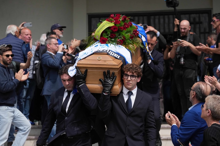 La bara in uscita dalla chiesa dopo i funerali di Evaristo Beccalossi a Brescia, nel nord Italia – venerdì 8 maggio 2026. Notizie – Sport. (Foto di Spada/LaPresse) (LAPRESSE)