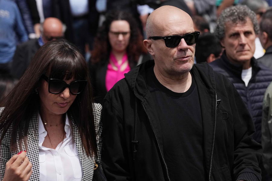 Max Pezzali e sua moglie Debora Pelamatti durante i funerali di Evaristo Beccalossi a Brescia, nel nord Italia – venerdì 8 maggio 2026. Notizie – Sport. (Foto di Spada/LaPresse) (LAPRESSE)