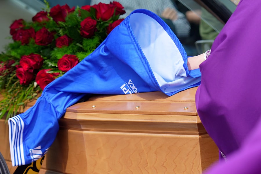 La bara in uscita dalla chiesa dopo i funerali di Evaristo Beccalossi a Brescia, nel nord Italia - venerdì 8 maggio 2026. Notizie - Sport. (Foto di Spada/LaPresse) (LAPRESSE)