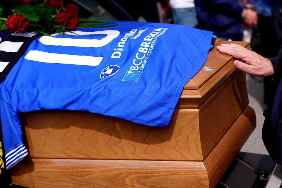 La bara in uscita dalla chiesa dopo i funerali di Evaristo Beccalossi a Brescia, nel nord Italia - venerdì 8 maggio 2026. Notizie - Sport. (Foto di Spada/LaPresse) (LAPRESSE)