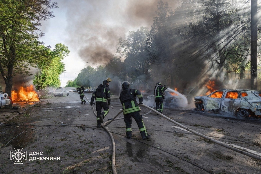 I vigili del fuoco intervengono sui veicoli in fiamme dopo un attacco aereo russo nella città di Kramatorsk, nel Donetsk, Ucraina. (via REUTERS)