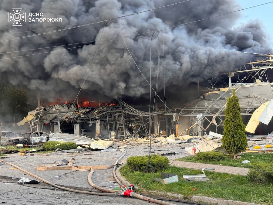 Le fiamme dopo un attacco aereo russo a Zaporizhzhia, Ucraina. (via REUTERS)
