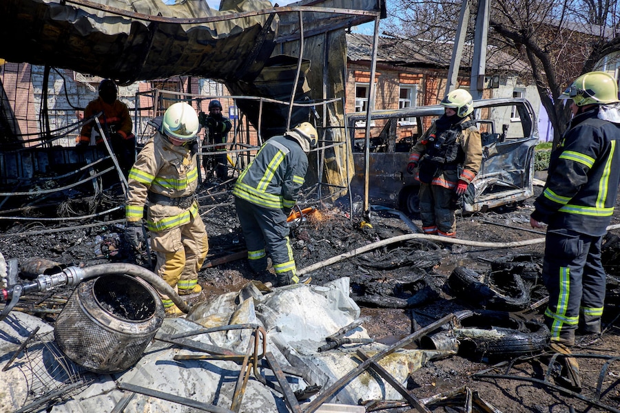 Una zona residenziale dolpita da un attacco russo a Kharkiv, in Ucraina. (EPA)