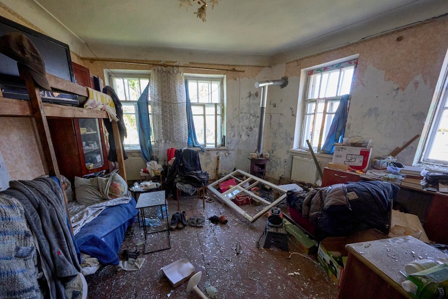 L’interno di un'abitazione danneggiata in una zona residenziale a Kharkiv, in Ucraina. (EPA)