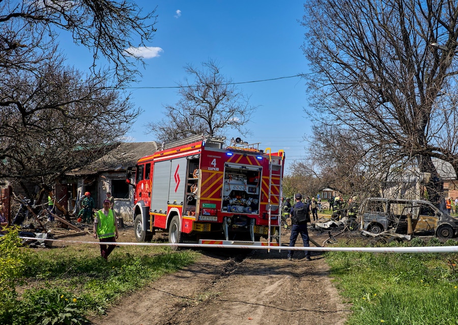 Una zona residenziale colpita da un attacco russo a Kharkiv, in Ucraina. (EPA)