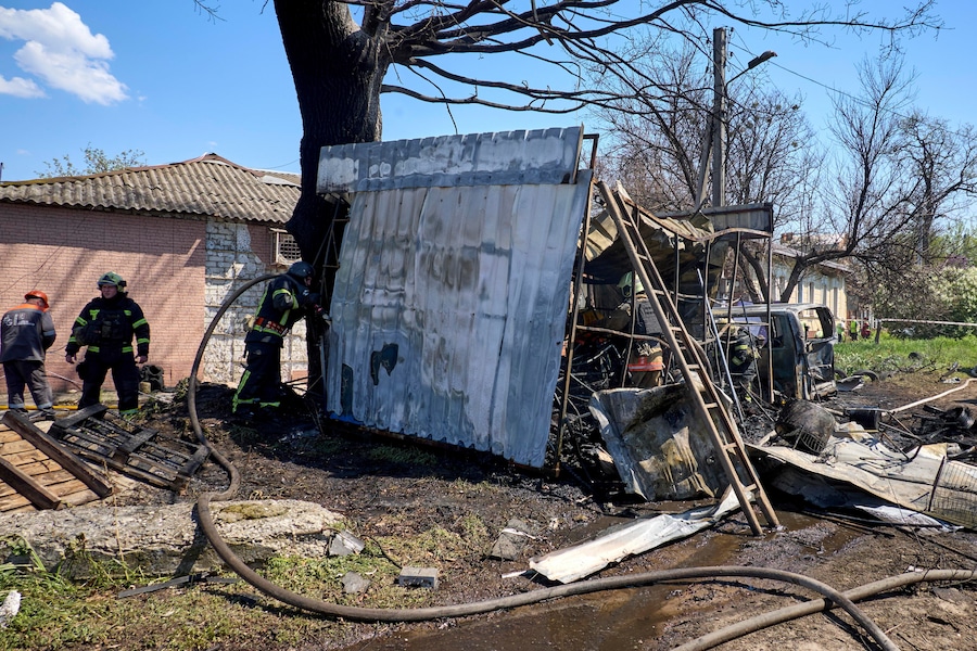 Vigili del fuoco sul luogo di un attacco russo contro una zona residenziale a Kharkiv, in Ucraina. (EPA)