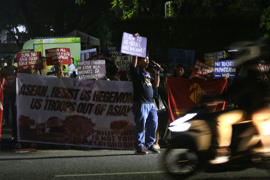 I manifestanti espongono cartelli contro gli Stati Uniti per condannare la guerra in Iran durante una manifestazione che coincide con il 48° vertice dell'ASEAN e le riunioni correlate a Cebu, nelle Filippine centrali, venerdì 8 maggio 2026. (AP Photo/Jacqueline Hernandez) (APN)
