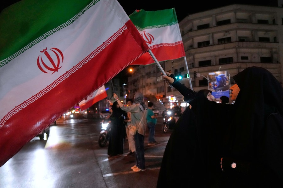Alcune donne sventolano bandiere iraniane durante una manifestazione a sostegno del governo nel centro di Teheran, in Iran, venerdì 8 maggio 2026. (AP Photo/Vahid Salemi) (APN)