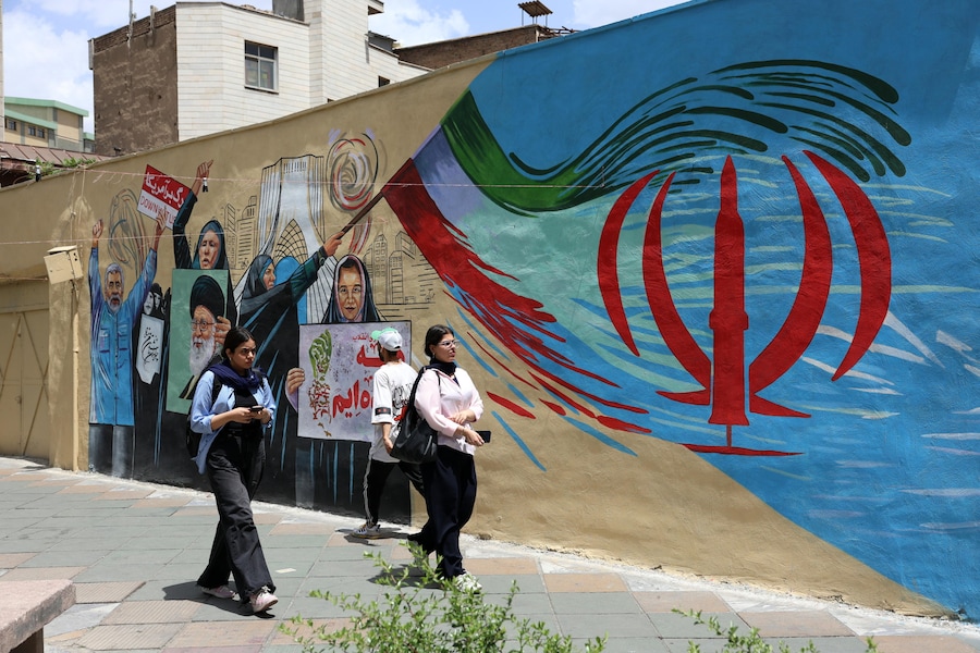Alcuni iraniani camminano accanto a un murale contro gli Stati Uniti e Israele in una strada di Teheran, in Iran, l'8 maggio 2026. L'Iran e gli Stati Uniti si sono scontrati a colpi d'arma da fuoco nello Stretto di Hormuz nonostante il cessate il fuoco. EPA/ABEDIN TAHERKENAREH (EPA)