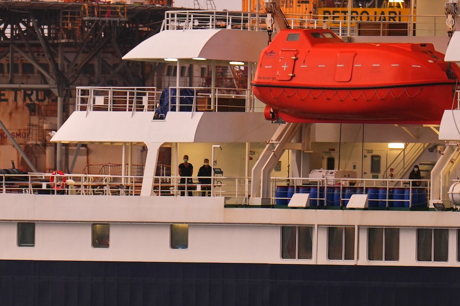 Passeggeri della nave da crociera MV Hondius, colpita dall'hantavirus, dopo l'arrivo al porto di Granadilla a Tenerife, nelle Isole Canarie, in Spagna, domenica 10 maggio 2026. (AP Photo/Manu Fernandez) (APN)