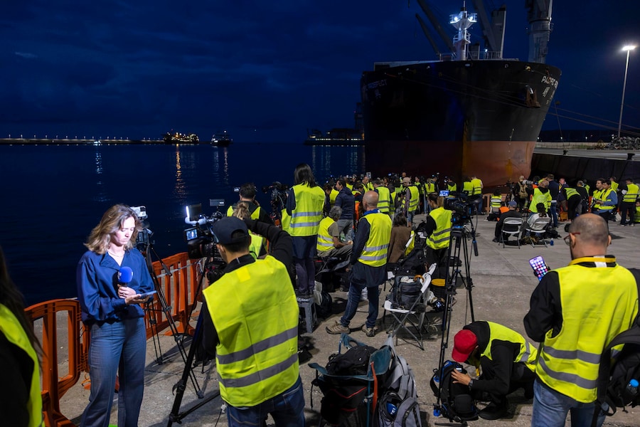 I giornalisti attendono l'arrivo della nave battente bandiera olandese MV Hondius, colpita da un'epidemia di hantavirus durante la traversata dell'Atlantico meridionale, mentre entra nel porto di Granadilla de Abona (nel sud di Tenerife), in Spagna, il 10 maggio 2026, per gettare l'ancora e far sbarcare i passeggeri. Secondo l'Organizzazione Mondiale della Sanità, sulla nave da crociera sono stati segnalati otto casi di hantavirus, di cui tre mortali. EPA/Miguel Barreto (EPA)