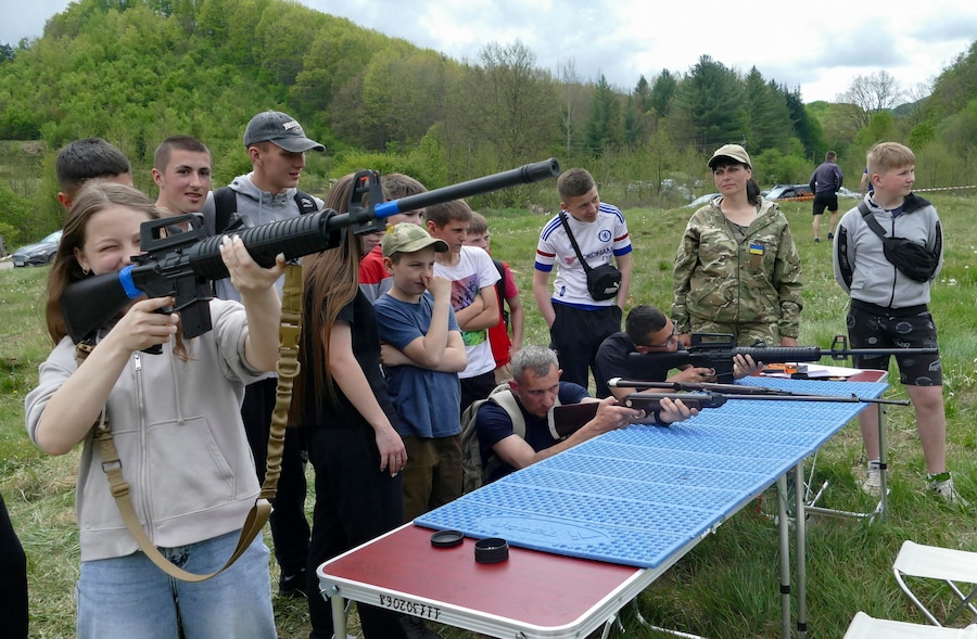 Alcuni bambini ucraini partecipano a una mostra dedicata alla conoscenza di alcune attrezzature militari nei pressi della città di Svaliava, nella regione della Transcarpazia, in Ucraina, il 9 maggio 2026, mentre è in corso l'invasione russa. Il programma patriottico per i bambini è stato organizzato dai cadetti della Resistenza Nazionale e dai militari della 42ª Brigata Meccanizzata delle Forze Armate ucraine. EPA/IGOR TKACHENKO (EPA)