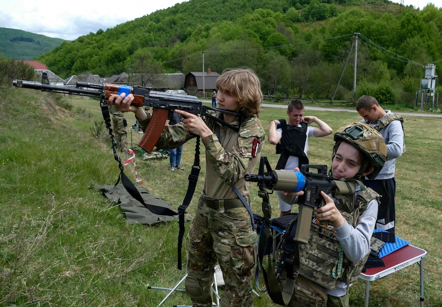 Bambini ucraini partecipano a una mostra per familiarizzare con alcune attrezzature militari nei pressi della città di Svaliava, nella regione della Transcarpazia, Ucraina, il 9 maggio 2026, mentre è in corso l'invasione russa. Il programma patriottico per i bambini è stato organizzato dai cadetti della Resistenza Nazionale e dai militari della 42ª Brigata Meccanizzata delle Forze Armate ucraine. EPA/IGOR TKACHENKO (EPA)