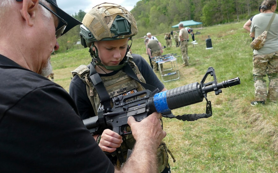 Alcuni bambini ucraini partecipano a una mostra dedicata alla conoscenza di alcune attrezzature militari nei pressi della città di Svaliava, nella regione della Transcarpazia, in Ucraina, il 9 maggio 2026, mentre è in corso l'invasione russa. Il programma patriottico per i bambini è stato organizzato dai cadetti della Resistenza Nazionale e dai militari della 42ª Brigata Meccanizzata delle Forze Armate ucraine. EPA/IGOR TKACHENKO (EPA)
