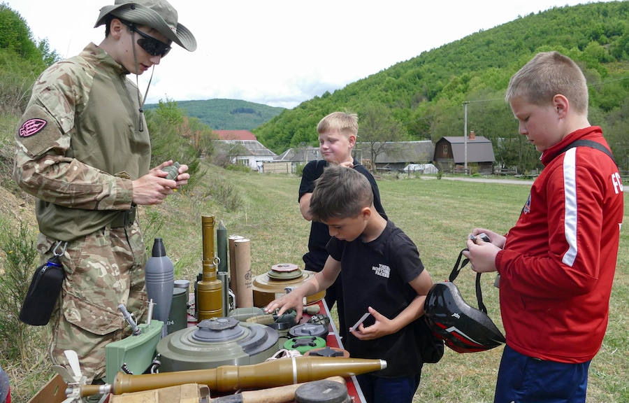 Alcuni bambini ucraini partecipano a una mostra dedicata alla conoscenza di alcune attrezzature militari nei pressi della città di Svaliava, nella regione della Transcarpazia, in Ucraina, il 9 maggio 2026, mentre è in corso l'invasione russa. Il programma patriottico per i bambini è stato organizzato dai cadetti della Resistenza Nazionale e dai militari della 42ª Brigata Meccanizzata delle Forze Armate ucraine. EPA/IGOR TKACHENKO (EPA)