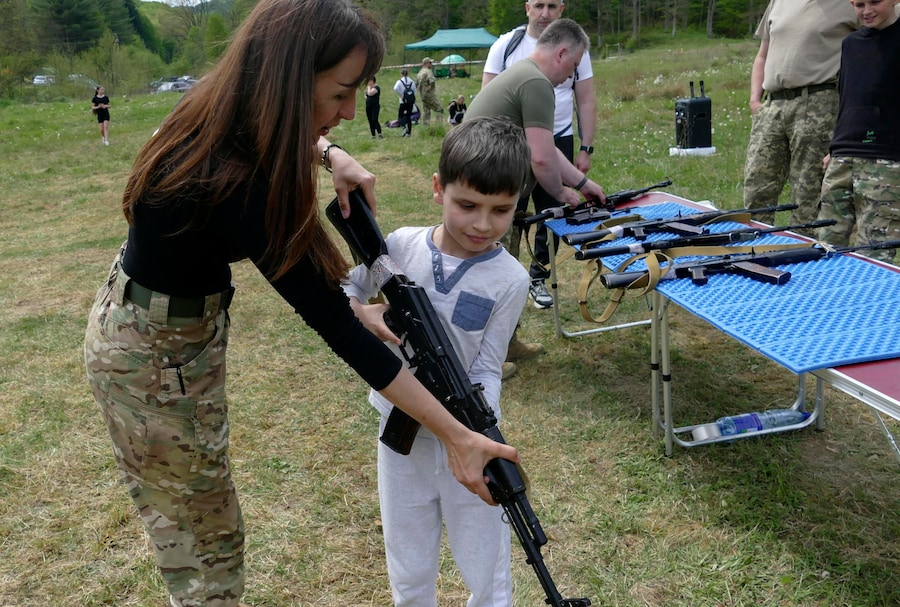 Alcuni bambini ucraini partecipano a una mostra volta a far conoscere loro alcune attrezzature militari nei pressi della città di Svaliava, nella regione della Transcarpazia, in Ucraina, il 9 maggio 2026, mentre è in corso l'invasione russa. Il programma patriottico per i bambini è stato organizzato dai cadetti della Resistenza Nazionale e dai militari della 42ª Brigata Meccanizzata delle Forze Armate ucraine. EPA/IGOR TKACHENKO (EPA)