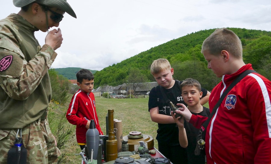 Alcuni bambini ucraini partecipano a una mostra volta a far conoscere loro alcune attrezzature militari nei pressi della città di Svaliava, nella regione della Transcarpazia, in Ucraina, il 9 maggio 2026, mentre è in corso l'invasione russa. Il programma patriottico per i bambini è stato organizzato dai cadetti della Resistenza Nazionale e dai militari della 42ª Brigata Meccanizzata delle Forze Armate ucraine. EPA/IGOR TKACHENKO (EPA)