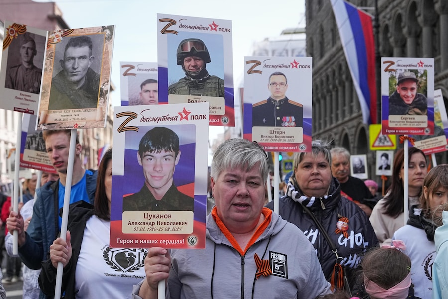 Sabato 9 maggio 2026, in occasione delle celebrazioni per l'81° anniversario della vittoria dell'Unione Sovietica sulla Germania nazista durante la Seconda guerra mondiale, alcune persone sfilano lungo il Prospetto Nevskij, il viale centrale di San Pietroburgo, in Russia, durante la marcia del "Reggimento Immortale", portando con sé i ritratti dei propri cari, combattenti caduti durante le operazioni militari in Ucraina. (Foto AP/Dmitri Lovetsky) (APN)