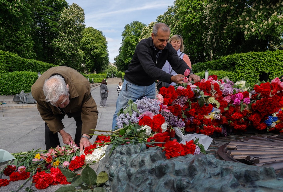 La gente depone corone di fiori presso il monumento alla Tomba del Milite Ignoto nell'ambito delle commemorazioni del Giorno della Vittoria a Kiev, in Ucraina, il 9 maggio 2026, mentre è in corso l'invasione russa. L'Ucraina celebra l'8 maggio la Giornata della Memoria e della Vittoria sul nazismo nella Seconda guerra mondiale (1939-1945), commemorando la vittoria degli Alleati del 1945. EPA/SERGEY DOLZHENKO (EPA)