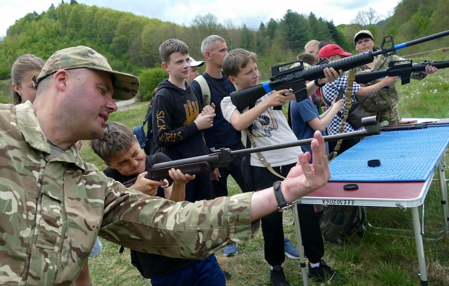 Alcuni bambini ucraini partecipano a una mostra per conoscere da vicino alcune attrezzature militari nei pressi della città di Svaliava, nella regione della Transcarpazia, in Ucraina, il 9 maggio 2026, mentre è in corso l'invasione russa. Il programma patriottico per i bambini è stato organizzato dai cadetti della Resistenza Nazionale e dai militari della 42ª Brigata Meccanizzata delle Forze Armate ucraine. EPA/IGOR TKACHENKO (EPA)