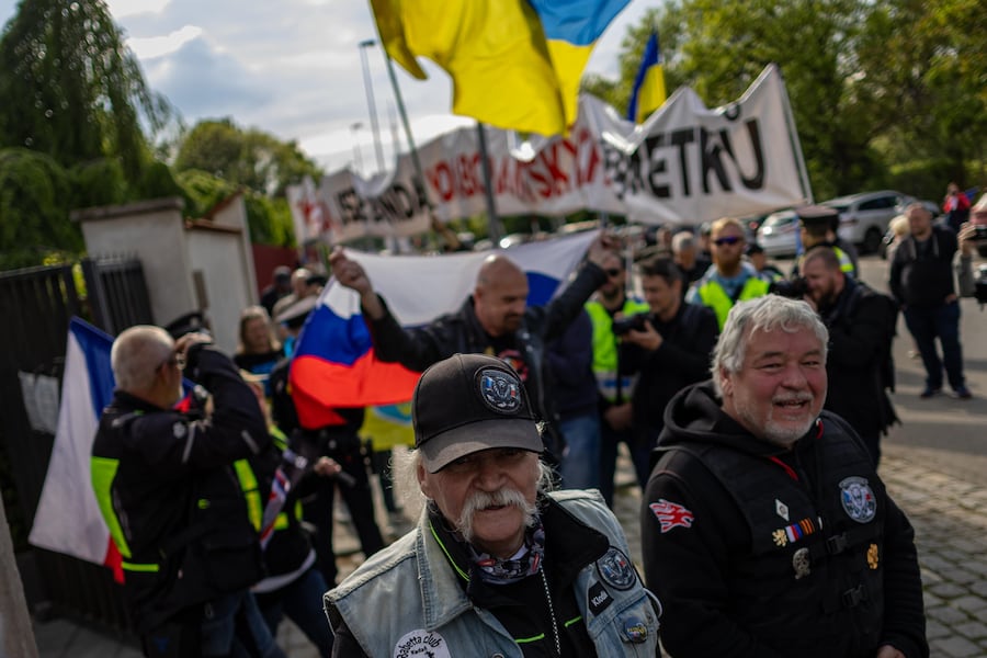 I membri del Night Wolves MC Europe, affiliato al club motociclistico russo Night Wolves, si allontanano dopo una cerimonia di deposizione di corone in onore dei soldati sovietici caduti durante la Seconda guerra mondiale presso il Monumento alla Vittoria Sovietica, mentre alcuni oppositori protestano contro di loro, al cimitero di Olsany a Praga, Repubblica Ceca, l'8 maggio 2026. Il gruppo ha dato il via al suo "Victory Ride" presso il Memoriale di Dukla, in Slovacchia. I membri russi del gruppo non partecipano al raduno motociclistico e non sono stati autorizzati a recarsi nella Repubblica Ceca dall'inizio dell'invasione russa dell'Ucraina. EPA/MARTIN DIVISEK (EPA)