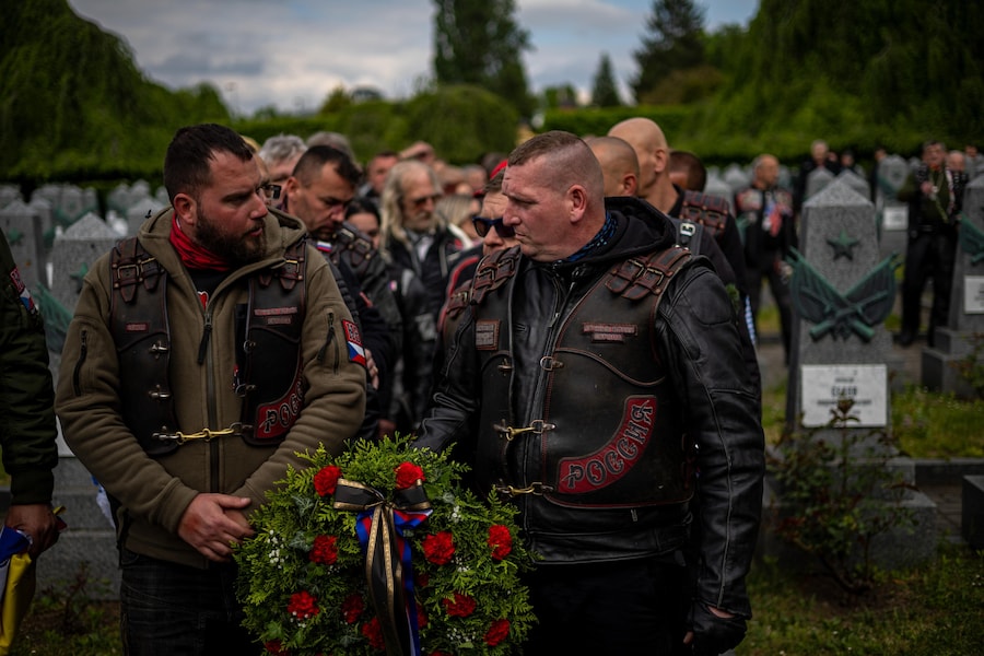 I membri del Night Wolves MC Europe, affiliato al club motociclistico russo Night Wolves, partecipano a una cerimonia di deposizione di corone in onore dei soldati sovietici caduti durante la Seconda guerra mondiale presso il Monumento alla Vittoria Sovietica nel cimitero di Olsany a Praga, Repubblica Ceca, l'8 maggio 2026. Il gruppo ha dato il via al suo "Victory Ride" presso il Memoriale di Dukla, in Slovacchia. I membri russi del gruppo non partecipano al raduno motociclistico e non sono stati autorizzati a recarsi nella Repubblica Ceca dall'inizio dell'invasione russa dell'Ucraina. EPA/MARTIN DIVISEK (EPA)
