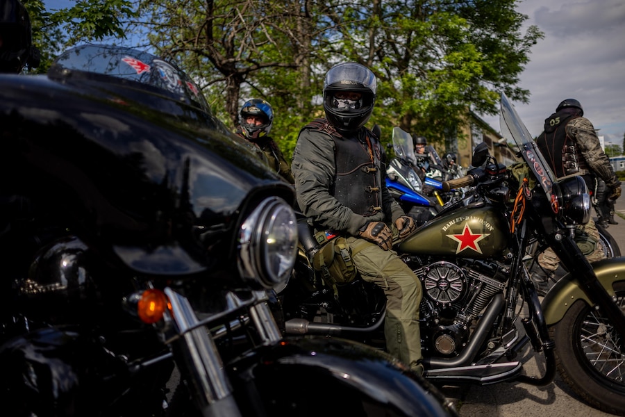 I membri del Night Wolves MC Europe, affiliato al club motociclistico russo Night Wolves, si preparano alla partenza dopo una cerimonia di deposizione di corone in onore dei soldati sovietici caduti durante la Seconda guerra mondiale presso il Monumento alla Vittoria Sovietica nel cimitero di Olsany a Praga, Repubblica Ceca, l'8 maggio 2026. Il gruppo ha dato il via al suo "Victory Ride" presso il Memoriale di Dukla, in Slovacchia. I membri russi del gruppo non partecipano al giro in moto e non sono stati autorizzati a recarsi nella Repubblica Ceca dall'inizio dell'invasione russa dell'Ucraina. EPA/MARTIN DIVISEK (EPA)