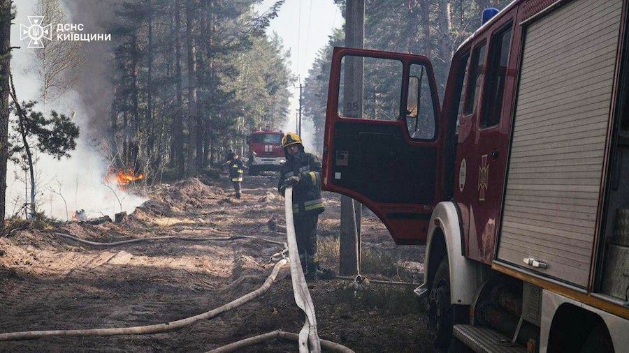 In questa foto fornita dal Servizio di emergenza ucraino, i vigili del fuoco domano un incendio boschivo divampato nella zona di esclusione intorno alla centrale nucleare di Cernobyl, in Ucraina, venerdì 8 maggio 2026. (Servizio di emergenza ucraino via AP) (APN)