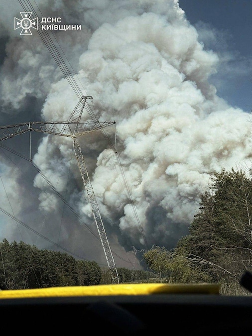 In questa foto fornita dal Servizio di emergenza ucraino, un incendio boschivo divampa nella zona di esclusione intorno alla centrale nucleare di Cernobyl, in Ucraina, venerdì 8 maggio 2026. (Servizio di emergenza ucraino via AP) (APN)