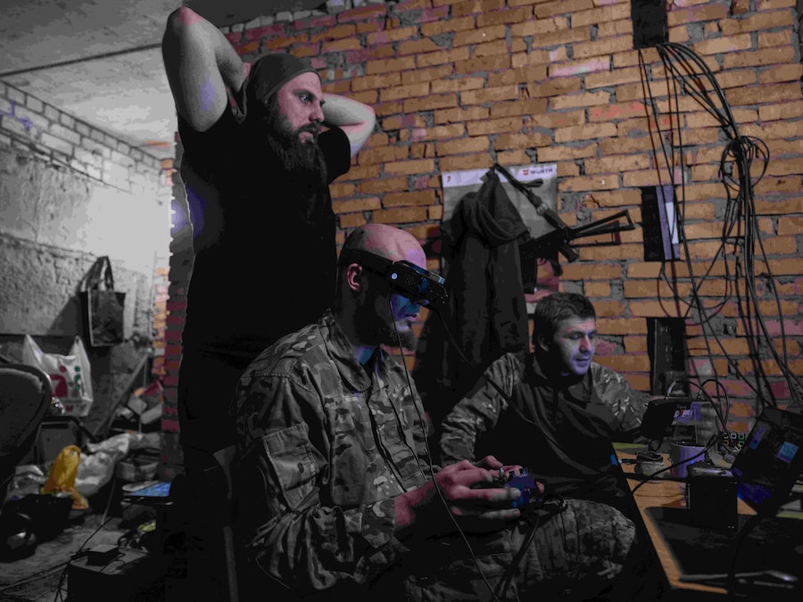 In questa foto fornita dall'ufficio stampa della 93ª Brigata meccanizzata separata "Kholodnyi Yar" dell'Ucraina, alcuni militari controllano dei droni FPV da un rifugio a Druzhkivka, nella regione di Donetsk, in Ucraina, giovedì 7 maggio 2026. (Iryna Rybakova/93ª Brigata meccanizzata dell'Ucraina via AP) (APN)