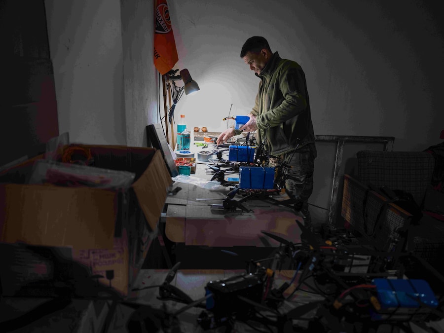 In questa foto fornita dall'ufficio stampa della 93ª Brigata meccanizzata separata "Kholodnyi Yar" dell'Ucraina, un soldato ucraino prepara dei droni FPV per sparare contro le postazioni russe a Druzhkivka, nella regione di Donetsk, in Ucraina, giovedì 7 maggio 2026. (Iryna Rybakova/93ª Brigata meccanizzata dell'Ucraina via AP) (APN)
