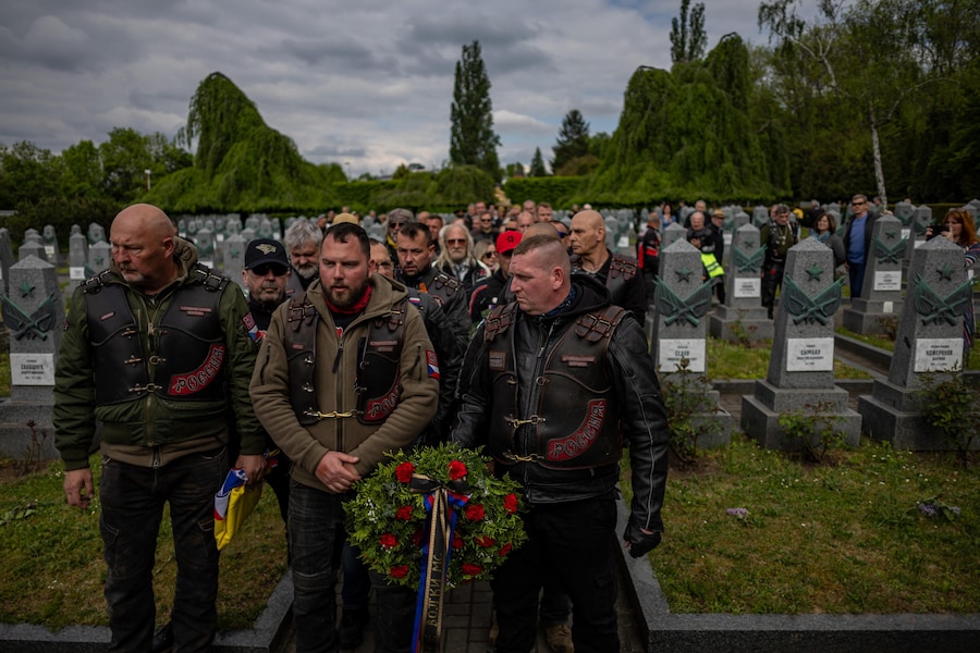 I membri del Night Wolves MC Europe, affiliato al club motociclistico russo Night Wolves, partecipano a una cerimonia di deposizione di corone in onore dei soldati sovietici caduti durante la Seconda guerra mondiale presso il Monumento alla Vittoria sovietica nel cimitero di Olsany a Praga, Repubblica Ceca, l'8 maggio 2026. Il gruppo ha dato il via al suo "Victory Ride" presso il Memoriale di Dukla, in Slovacchia. I membri russi del gruppo non partecipano al raduno motociclistico e non sono stati autorizzati a recarsi nella Repubblica Ceca dall'inizio dell'invasione russa dell'Ucraina. EPA/MARTIN DIVISEK (EPA)