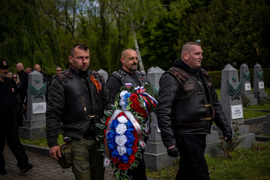 I membri del Night Wolves MC Europe, affiliato al club motociclistico russo Night Wolves, partecipano a una cerimonia di deposizione di corone in onore dei soldati sovietici caduti durante la Seconda guerra mondiale presso il Monumento alla Vittoria Sovietica nel cimitero di Olsany a Praga, Repubblica Ceca, l'8 maggio 2026. Il gruppo ha dato il via al suo "Victory Ride" presso il Memoriale di Dukla, in Slovacchia. I membri russi del gruppo non partecipano al raduno motociclistico e non sono stati autorizzati a recarsi nella Repubblica Ceca dall'inizio dell'invasione russa dell'Ucraina. EPA/MARTIN DIVISEK (EPA)
