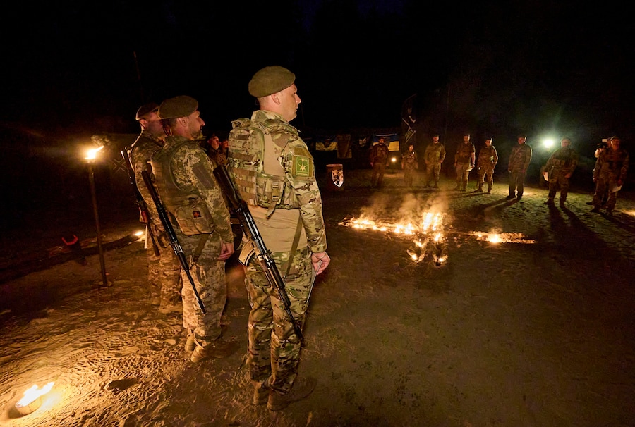 I militari ucraini partecipano alla cerimonia di consegna degli attestati che segna il completamento di un corso di leadership presso la base della 15ª Brigata Meccanizzata Distaccata del 10° Corpo d'Armata dell'Ucraina, in una località segreta nella regione di Kharkiv, Ucraina, l'8 maggio 2026, mentre è in corso l'invasione russa. Le truppe russe sono entrate nel territorio ucraino il 24 febbraio 2022, dando inizio a un conflitto che ha provocato distruzione e una crisi umanitaria. EPA/SERGEY KOZLOV (EPA)
