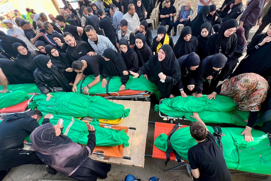 Secondo il Ministero della Salute, almeno sette persone sono state uccise e 15 ferite in un raid israeliano sulla città di Saksakiyah il 9 maggio. Gli attacchi israeliani in tutto il Libano hanno causato la morte di oltre 2.790 persone e il ferimento di più di 8.500, al 9 maggio, dall'inizio delle rinnovate ostilità tra Israele e Hezbollah, ha aggiunto il ministero. (EPA)