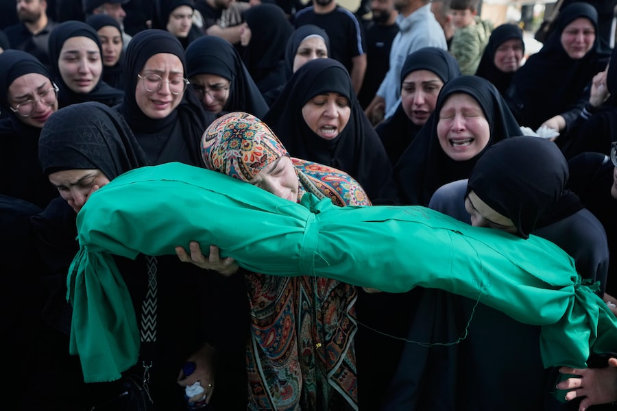 Il corpo della piccola Mariam Fahos, sei mesi, durante il corteo funebre in memoria delle vittime dell’attacco aereo israeliano avvenuto il giorno prima nel villaggio di Saksakieh, nella città portuale meridionale di Sidone, in Libano, domenica 10 maggio 2026. Secondo il Ministero della Salute, almeno sette persone sono state uccise e 15 ferite in un raid israeliano sulla città di Saksakiyah il 9 maggio. Gli attacchi israeliani in tutto il Libano hanno causato la morte di oltre 2.790 persone e il ferimento di più di 8.500, al 9 maggio, dall’inizio delle rinnovate ostilità tra Israele e Hezbollah, ha aggiunto il ministero. (APS)