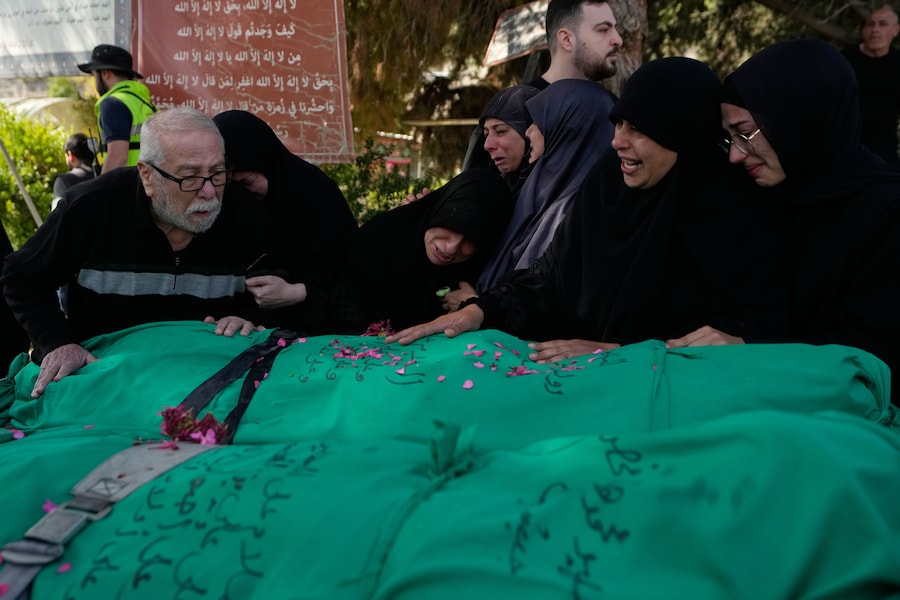 Il corteo funebre in memoria delle vittime dell’attacco aereo israeliano avvenuto il giorno prima nel villaggio di Saksakieh, nella città portuale meridionale di Sidone, in Libano, domenica 10 maggio 2026. (APN)