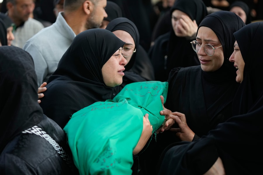 Il corteo funebre in memoria delle vittime dell’attacco aereo israeliano avvenuto il giorno prima nel villaggio di Saksakieh, nella città portuale meridionale di Sidone, in Libano, domenica 10 maggio 2026. (APN)