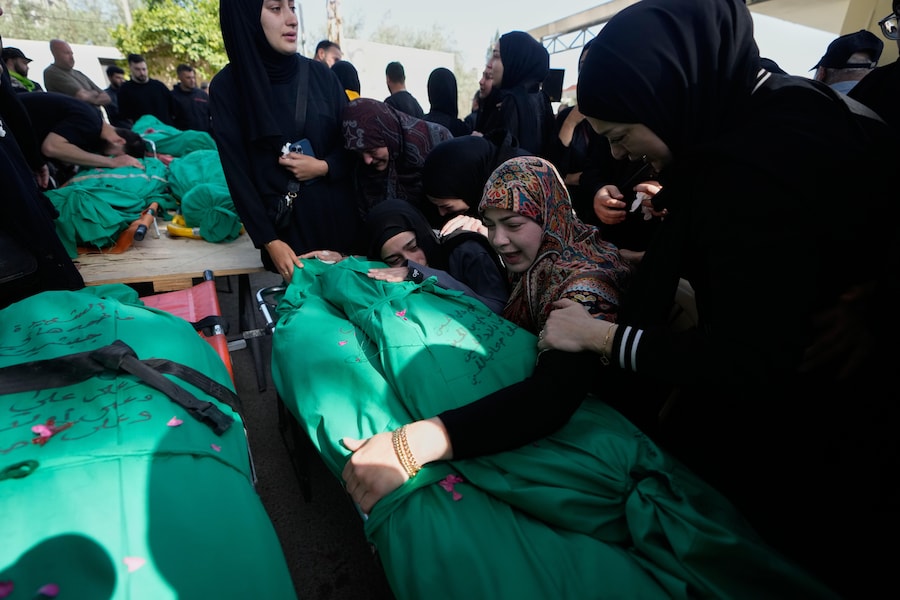 Il corteo funebre in memoria delle vittime dell’attacco aereo israeliano avvenuto il giorno prima nel villaggio di Saksakieh, nella città portuale meridionale di Sidone, in Libano, domenica 10 maggio 2026. (APN)