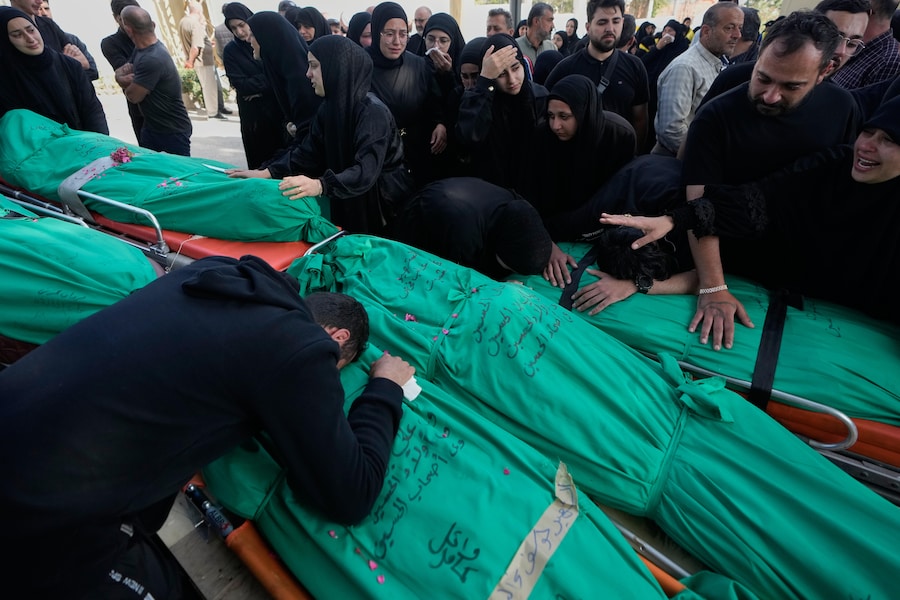 Il corteo funebre in memoria delle vittime dell’attacco aereo israeliano avvenuto il giorno prima nel villaggio di Saksakieh, nella città portuale meridionale di Sidone, in Libano, domenica 10 maggio 2026. (APN)