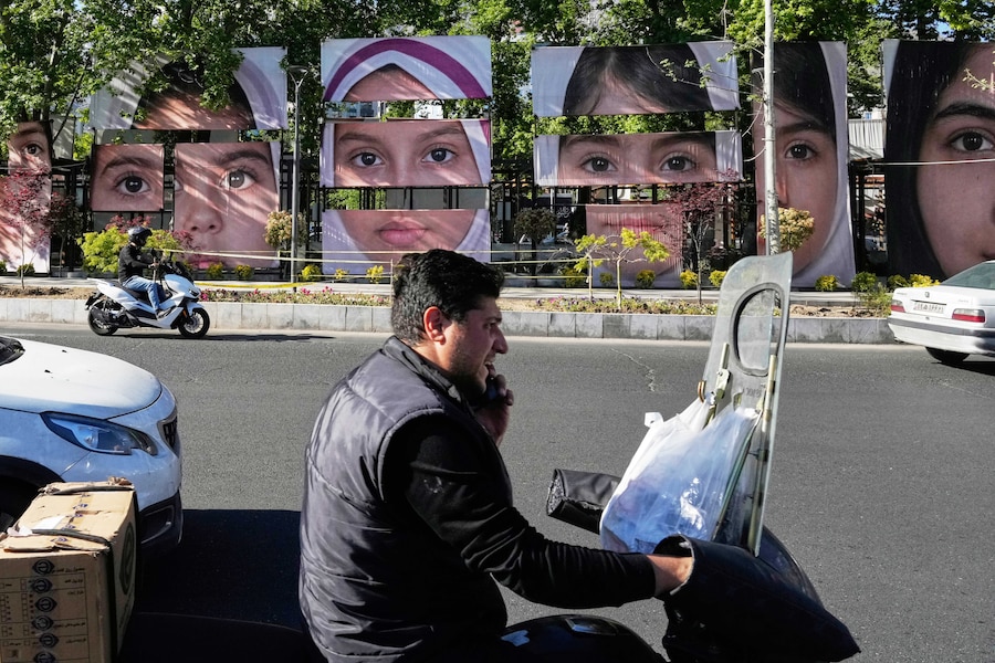 In piazza Tajrish, nella zona nord di Teheran (Iran), alcuni veicoli transitano davanti a striscioni che raffigurano i ritratti degli alunni rimasti uccisi durante un attacco contro una scuola nella città meridionale di Minab, avvenuto il 28 febbraio. (APN)