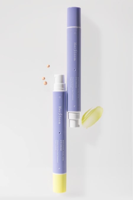 Herbloom – Eye & Multi Treatment Contorno occhi 24h a doppia azione giorno/notte con due formule integrate nello stesso applicatore. Di giorno illumina e uniforma lo sguardo con Vitamina K, bakuchiol e ceramidi; di notte lavora su rigenerazione ed elasticità con Vitamina A e attivi rassodanti. Un trattamento completo che segue i ritmi della pelle, migliorando progressivamente luminosità e compattezza.