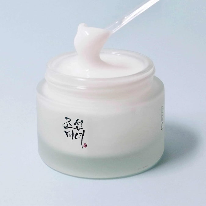 Beauty of Joseon – Dynasty Cream Crema viso nutriente e illuminante formulata con ingredienti come acqua di crusca di riso, ginseng, niacinamide e squalano. La texture ricca ma setosa idrata in profondità, rafforza la barriera cutanea e migliora elasticità e luminosità della pelle.